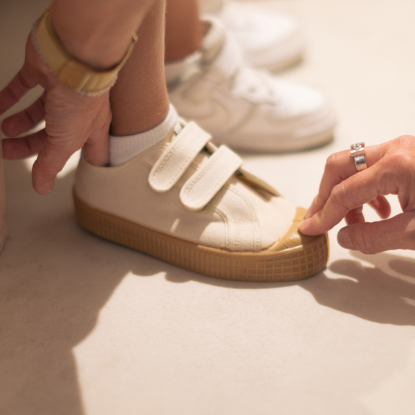 de juiste schoenmaat bepalen door van thuis uit de voeten van je kind te meten. Maak gebruik van onze schoenmaat applicatie die jou de juiste schoenmaat adviseert.