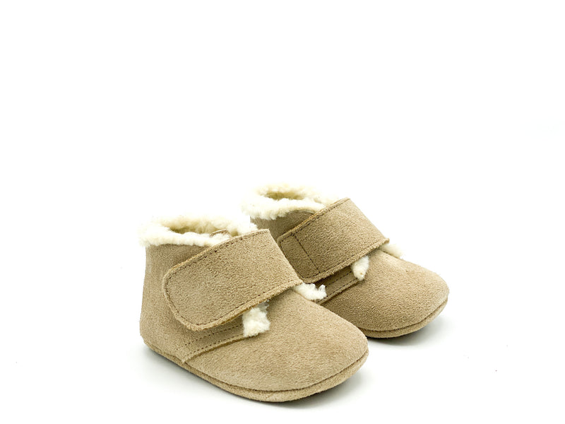 Tricati Gevoerd Slofje Velcro Arena Beige (maat 17-20)